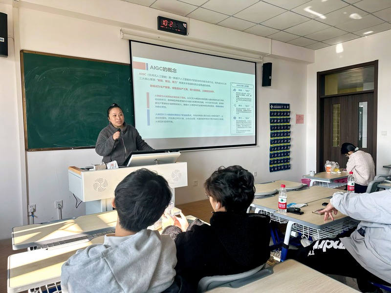 一群人在房间里  描述已自动生成