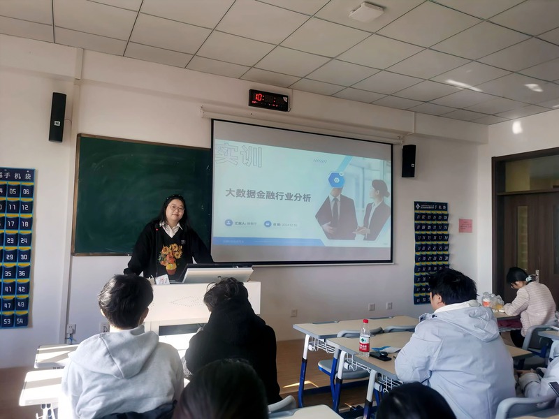 一群人在房间里的电视  描述已自动生成