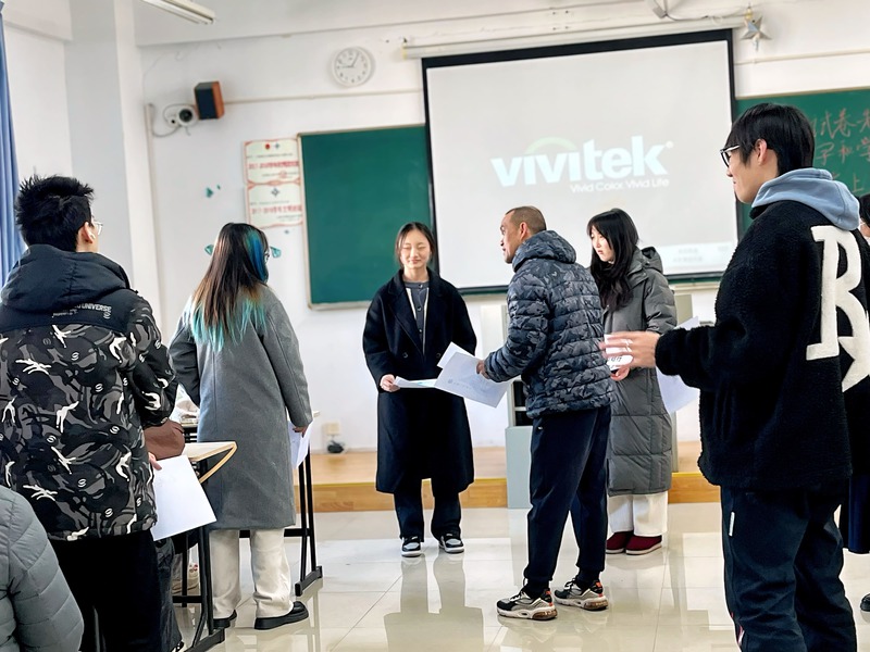 一群人站在室内  描述已自动生成